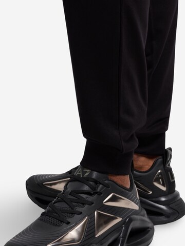 regular Pantaloni sportivi '8NPV60 PJVRZ' di EA7 Emporio Armani in nero