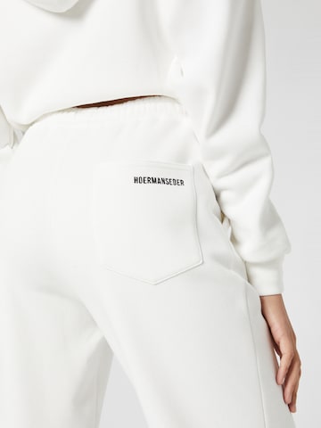 Regular Pantalon 'Kitty' Hoermanseder x About You en blanc