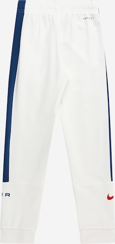 Effilé Pantalon 'AIR' Nike Sportswear en blanc