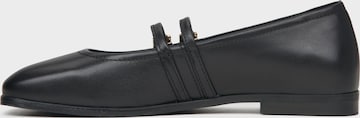 Estro Ballet Flats with Strap '09-28781' in Black: front