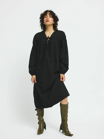 Résumé Šaty 'Daisy' – černá: přední strana