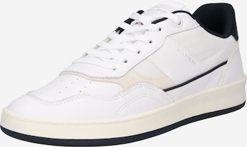 Baskets basses TOMMY HILFIGER en blanc : devant