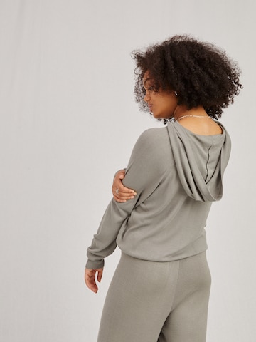 A LOT LESS Sweater 'Rana' in Grey