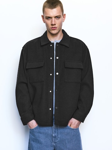 Pull&Bear Between-Season Jacket in Black: front