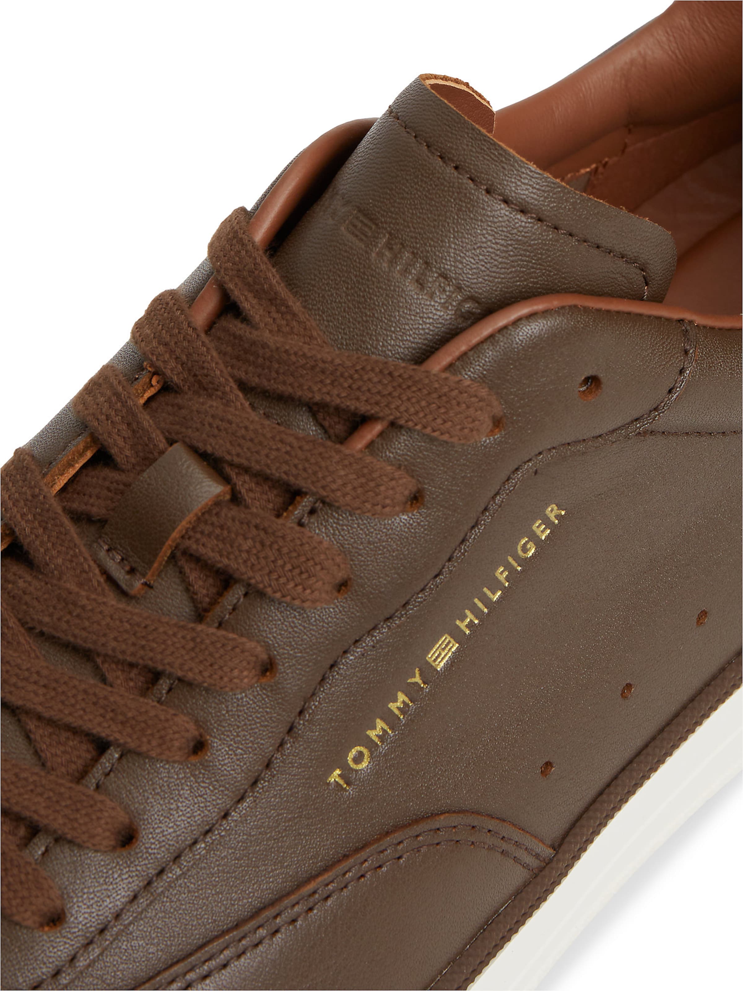TOMMY HILFIGER Sneaker in Braun