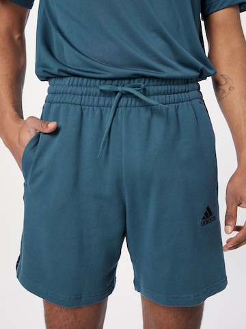 mėlyna ADIDAS SPORTSWEAR Standartinis Sportinės kelnės 'Essentials French Terry 3-Stripes'