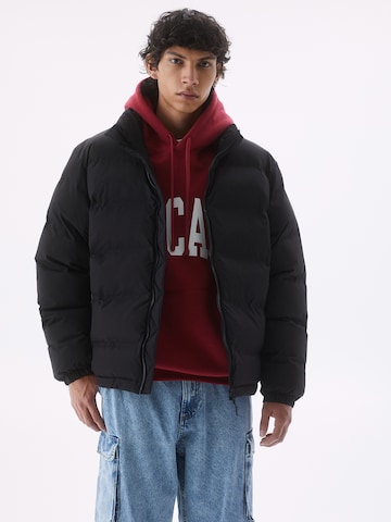 Pull&Bear Winter jacket in Black: front