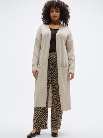 ONLY Carmakoma Strickjacke 'CARNew Esly' in Grau: Vorderseite