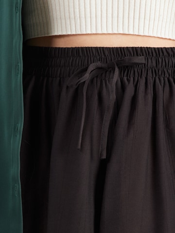 ABOUT YOU Loosefit Παντελόνι 'Josina' σε μαύρο