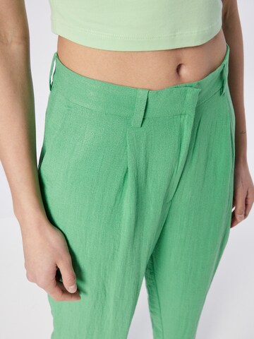 Loosefit Pantaloni con pieghe di Monki in verde