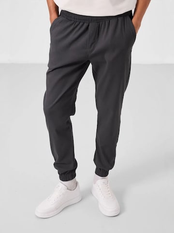 Pantaloni chino di Tommy Life in grigio: frontale