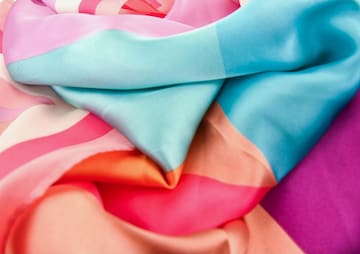 styleBREAKER Tuch 'Geometrisches Nickituch im Colour Blocking Design' in Pink: Vorderseite