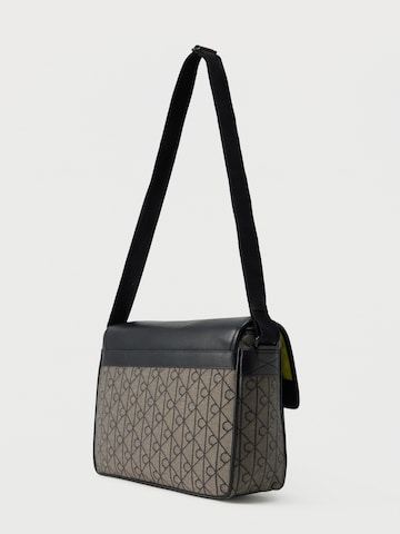 Calvin Klein Messenger in Schwarz