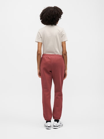 Tapered Pantaloni 'Studio Fleece' di Nike Sportswear in rosso