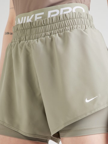 NIKE - Regular Calças de desporto em verde