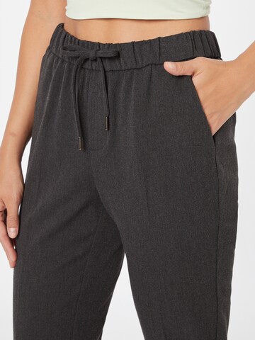 VERO MODA Tapered Pantalon 'MAYA' in Grijs