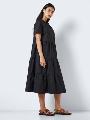 Noisy may Dress 'NMCAROLINE' in Black