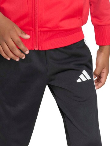 ADIDAS SPORTSWEAR Strój treningowy 'Seasonal Essentials Tiberio' w kolorze czerwony