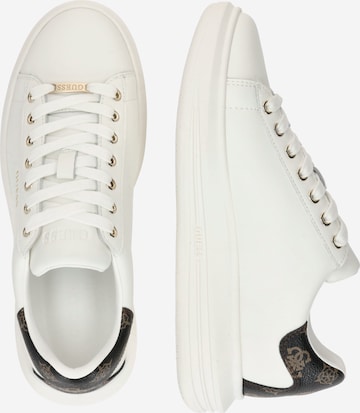 Sneaker bassa 'Vibo' di GUESS in bianco