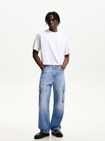 Bershka Loose fit Cargo jeans in Blue: front