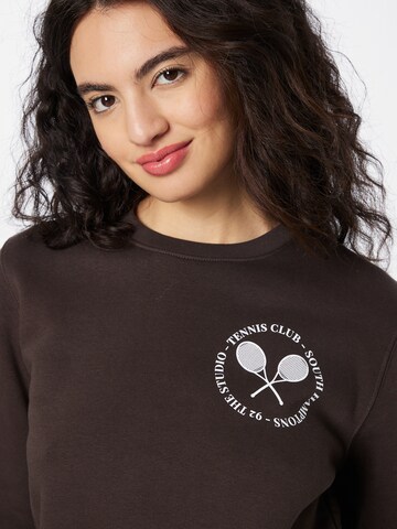 92 The Studio Sweatshirt 'Tennis' in Brown