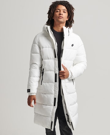 Manteau d’hiver Superdry en blanc : devant