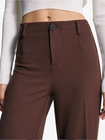 Bershkaregular Hlače na crtu - smeđa boja