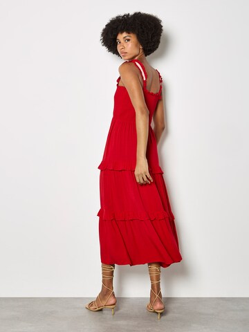 Abito di Apricot in rosso
