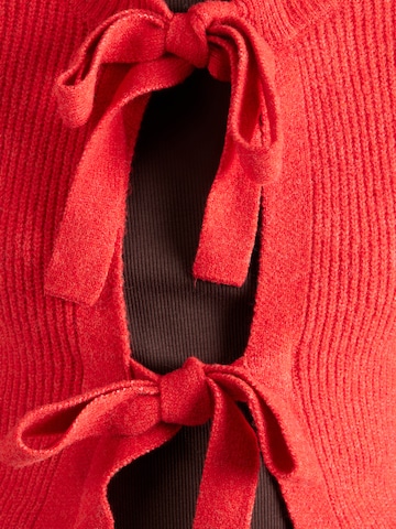 Cardigan 'PCSILLY' PIECES en rouge