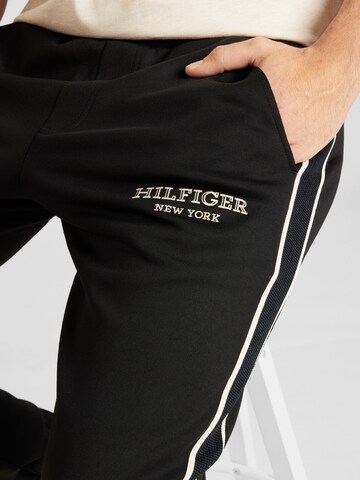 regular Pantaloni di TOMMY HILFIGER in nero