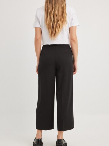 Wide Leg Pantalon à plis NA-KD en noir