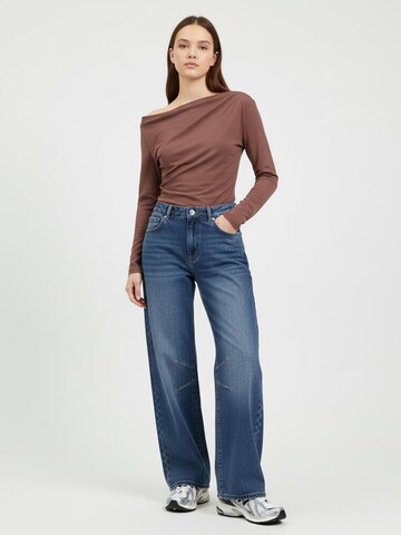 Tricou 'Dorina' de la STUDIO SELECT pe maro