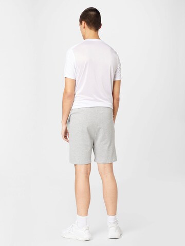 Hummel Regular Shorts 'Fred' in Grau