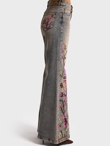 IT'S BASIC - Acampanado Vaquero 'FLARE MID RISE JEANS' en azul