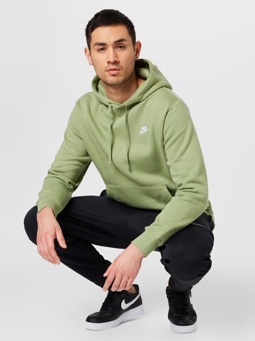 Nike Sportswear Regular Fit Sweatshirt 'Club Fleece' in Grün