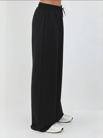 Hiccup Wide leg Workout Pants 'Jogginghose' in Black
