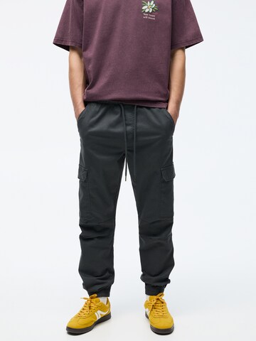 Pull&Bear Tapered Cargobroek in Grijs: voorkant