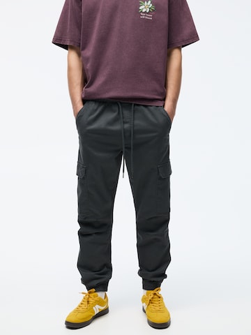 Pull&Bear Tapered Cargo nadrágok - szürke: elől