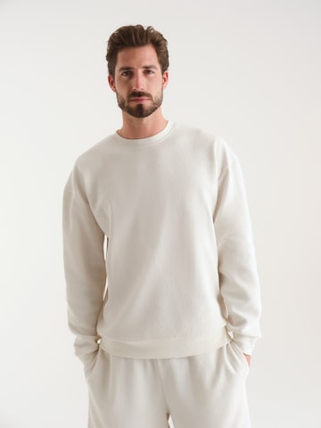 Sweat-shirt ABOUT YOU x Kevin Trapp en blanc : devant