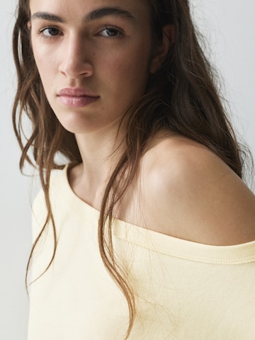 Pull&Bear Тениска в жълто