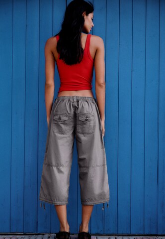 Loosefit Pantaloni di Bershka in grigio
