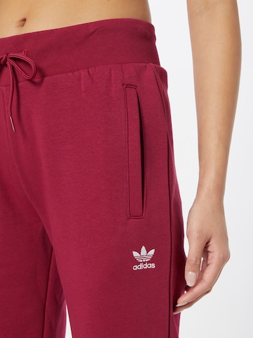 Tapered Pantaloni 'Adicolor Essentials Fleece ' di ADIDAS ORIGINALS in rosso