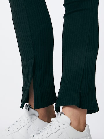 Coupe slim Pantalon 'Ella' Gina Tricot en vert
