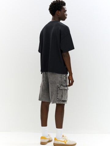 Pull&Bear Loosefit Cargojeans i grå