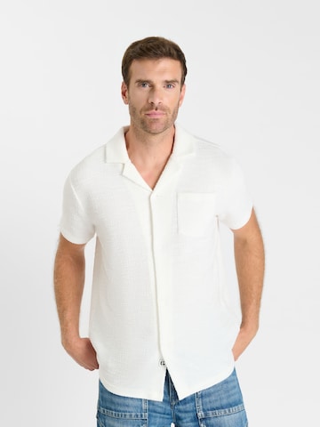 Coupe regular Chemise 'TIMON' Le Temps Des Cerises en blanc : devant