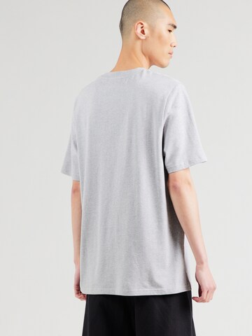 Lyle & Scott T-shirt i grå: baksida