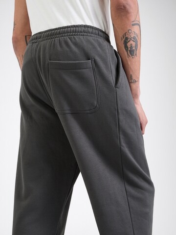 WEEKDAY Tapered Broek in Grijs
