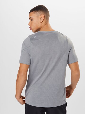T-Shirt fonctionnel 'Breathe Rise' NIKE en gris