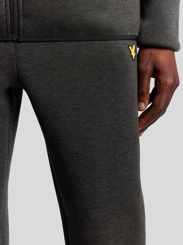 Effilé Pantalon Lyle & Scott en gris