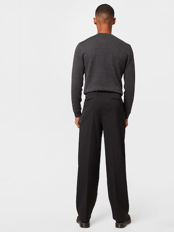 Calvin Klein Pleat-Front Pants in Black